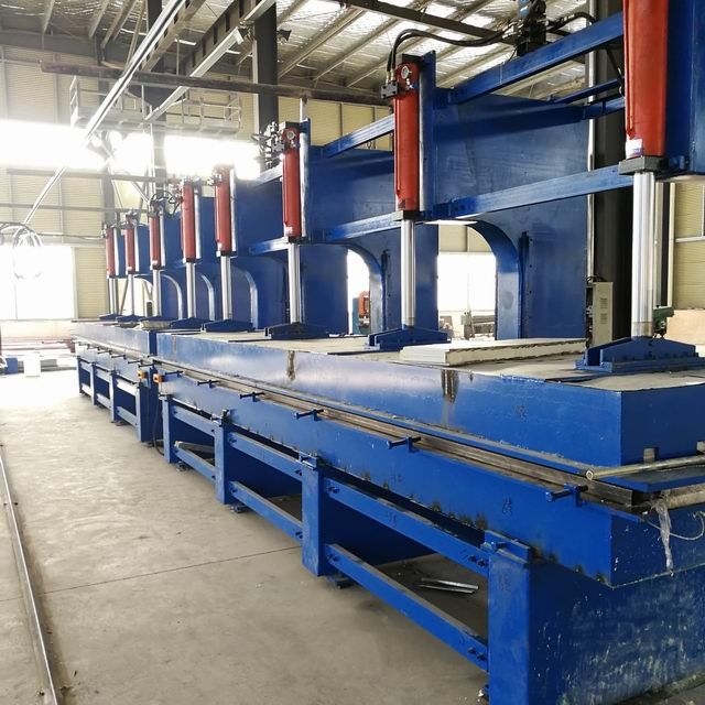 發(fā)泡機，聚氨酯寬板發(fā)炮臺調(diào)試完成